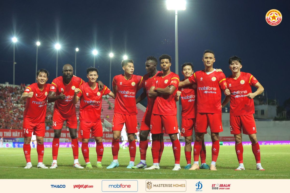 Tân binh Alain ăn mừng bên vòng tay các đồng đội sau bàn thắng đầu tiên trong màu áo PVF-CAND