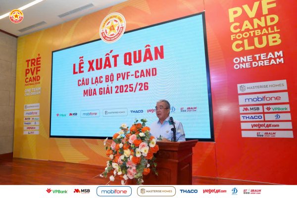 Thiếu tướng Lê Vân - Chủ tịch câu lạc bộ PVF-CAND - phát biểu tại lễ xuất quân