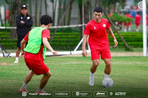Buổi tập diễn ra với sự tập trung cao độ.