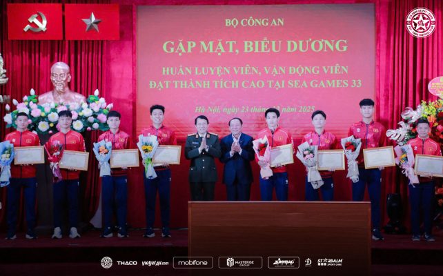 Bộ Công an trao Bằng khen cho huấn luyện viên, cầu thủ U22 Việt Nam giành huy chương vàng SEA Games 33.