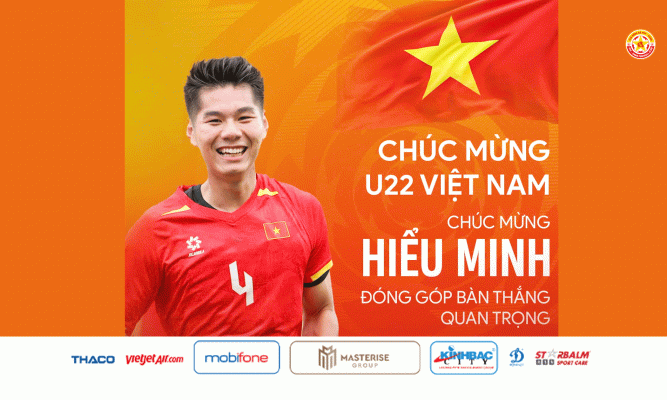 Chủ tịch CLB PVF-CAND trao thưởng cho Hiểu Minh ghi bàn tại SEA Games 33
