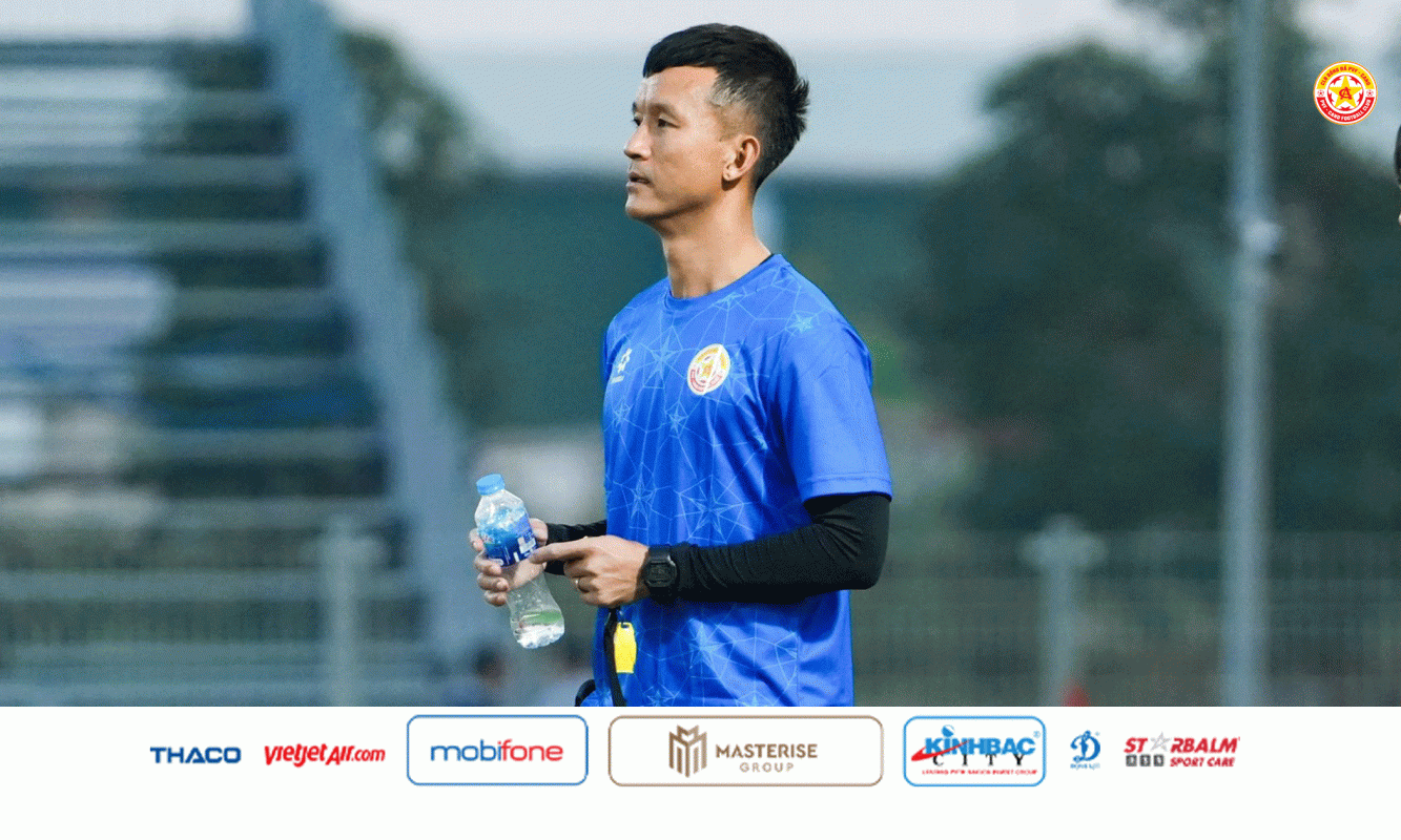 Trợ lý HLV Mai Tiến Thành phô diễn kỹ thuật khống chế bóng bằng ngực cực mượt