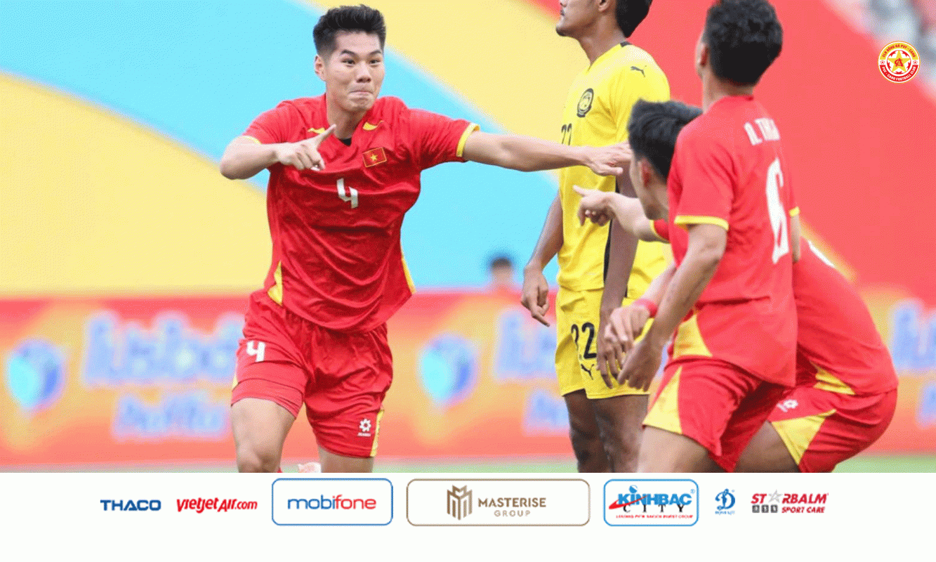 Hiểu Minh chọn vị trí thông minh, bật cao như Ronaldo để đánh đầu tung lưới Malaysia