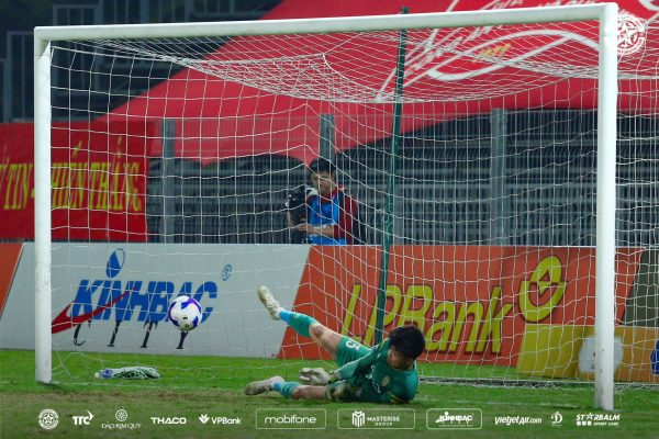 Phí Minh Long xuất sắc sửa sai cho đồng đội với tình huống cản phá penalty