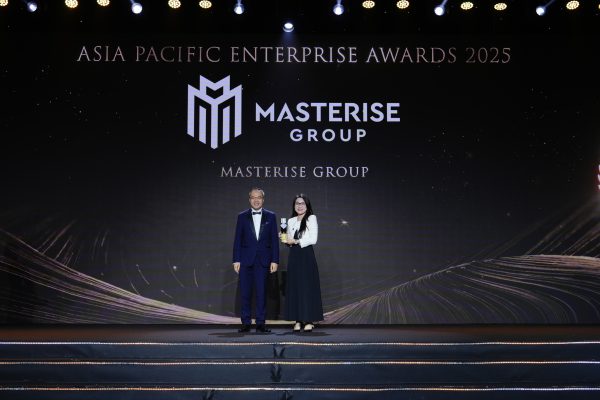 Đại diện Masterise Group nhận giải thưởng Corporate Excellence Award tại lễ trao giải Asia Pacific Enterprise Awards 2025.